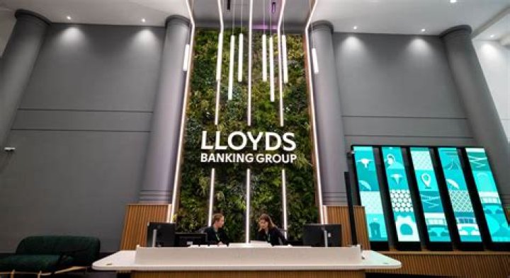 Are Lloyds Bank branches open during lockdown?