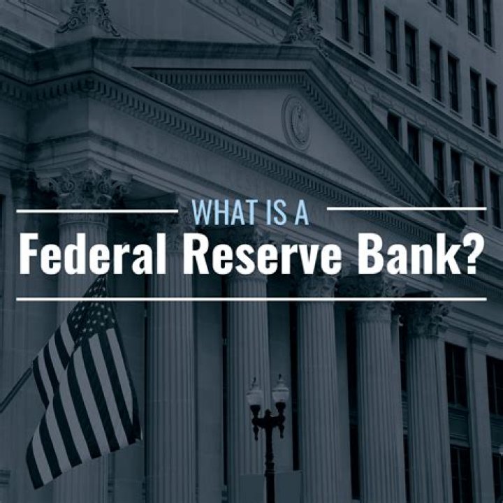 How many Federal Reserve banks are there in the US?