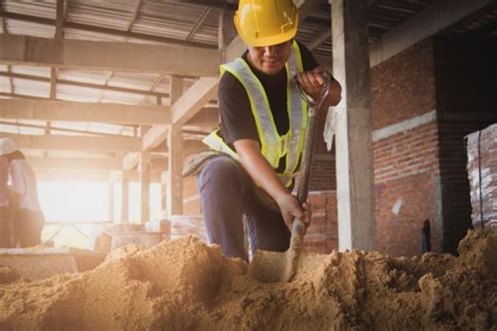 What do builders get paid per hour?